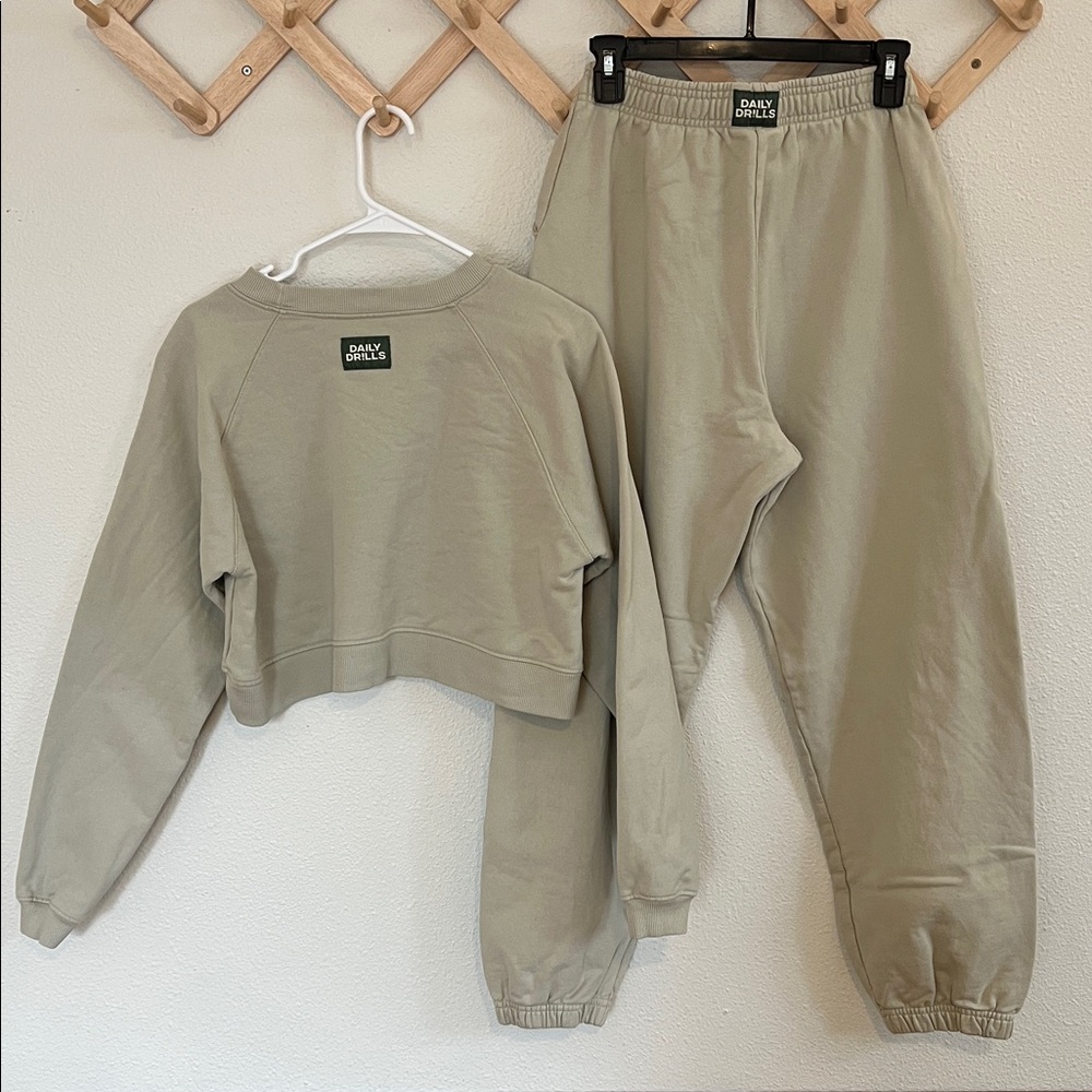 Daily Drills Set of Mint Green “Dew”  Cropped Reversible Sweatshirt & Joggers - Picture 6 of 11